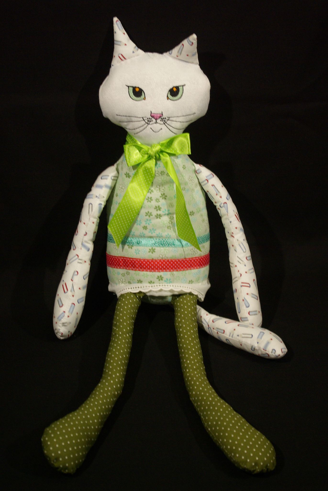 606-Doudou chat coloris blanc et vert Htr 62 cm