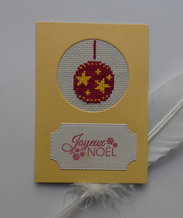 Jolie boule de Noël rouge brodée