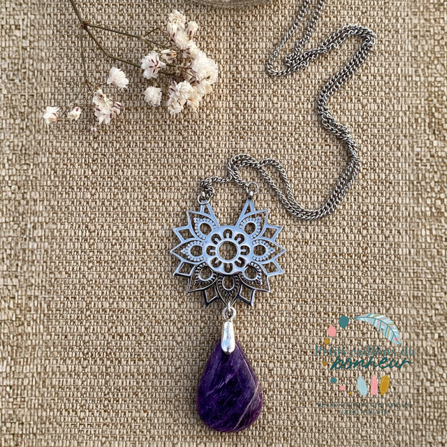 Collier lotus en Charoïte 