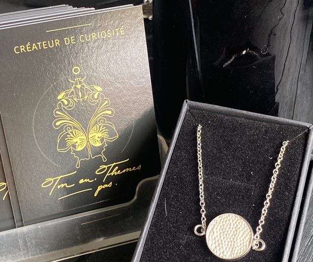 Bracelet et cuir d’autruche, teinté blanc