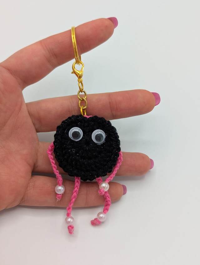 Porte-clés biscuit revisité au crochet en coton – Fait main