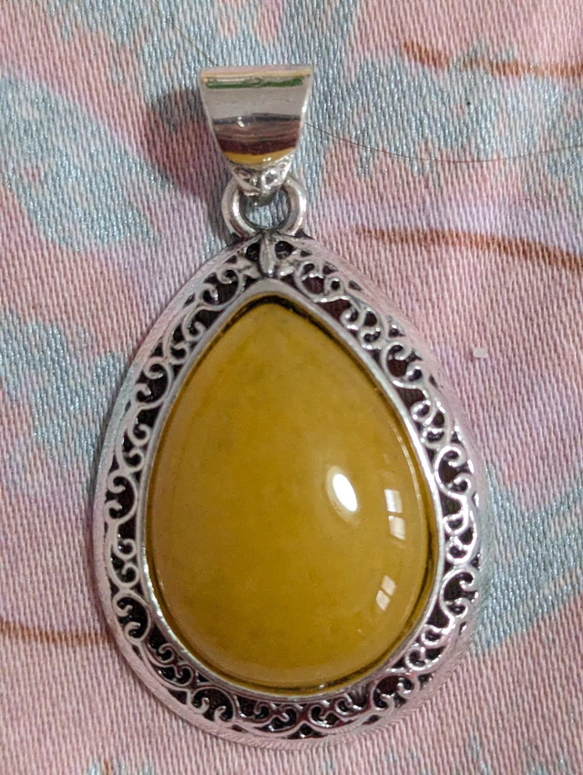 Pendentif jade jaune