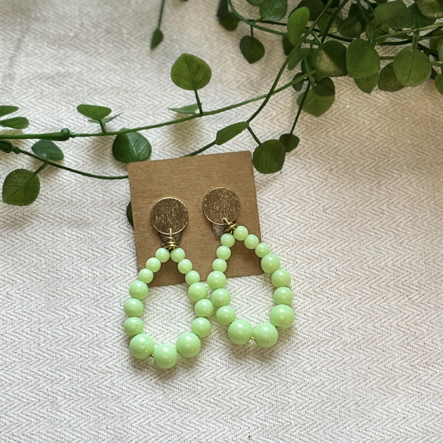 Boucles d’oreilles perlées vert pomme et dorées 