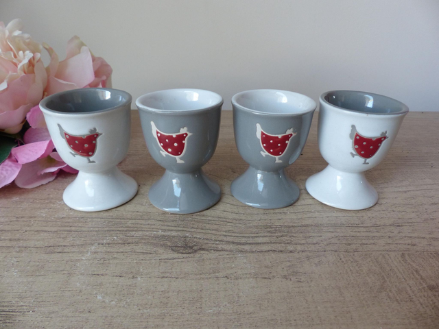 Ensemble de quatre coquetiers en céramique motif poules, cadeau petit déjeuner gourmand, décoration poules table cuisine de campagne ferme