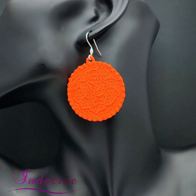Boucles d'oreilles orange vif, broderie en machine relief de rose de rose - Création Indecise