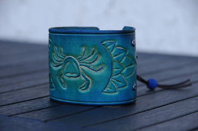 Bracelet en cuir tannage végétale fait main français, pour poignet, teint à la main et repoussage cuir (8)