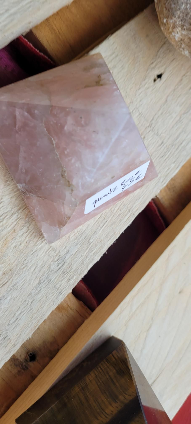 Quartz rose Pyramide 