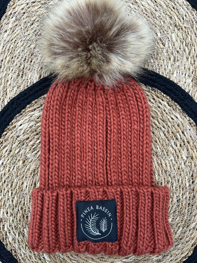 BONNET AVEC POMPON AMOVIBLE ORANGE RUST