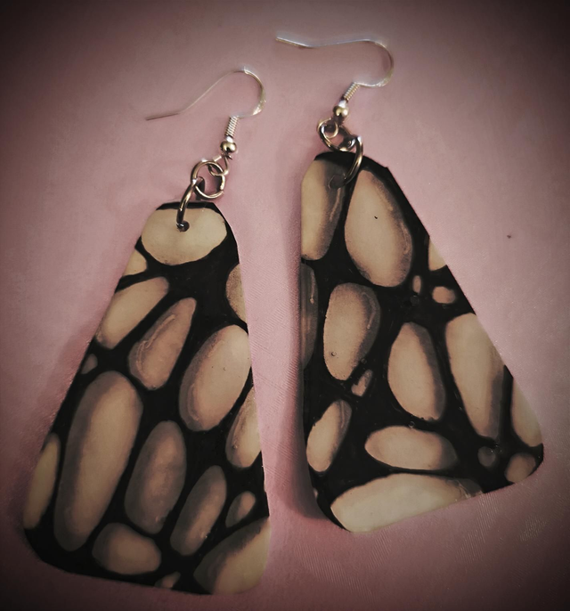 Boucles d'oreilles  zentangle et résine UV. 