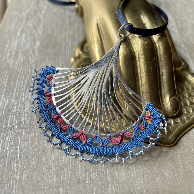 Pendentif éventail - bleu et prune.