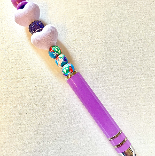 S29 -  Stylo à perles cœurs violets 