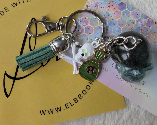 Mini Skull Keyring (Green / Skull & Cross Bones Charm)