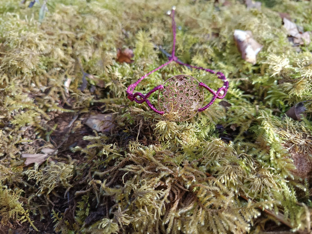 Bracelet bordeaux pailleté avec estampe doré perles dorées et grenat 