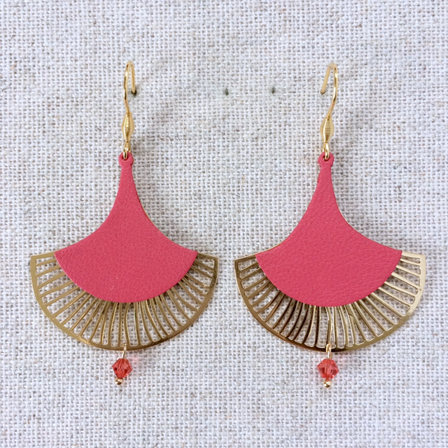 Boucles d’oreilles « Calando » dorées, cuir rose corail