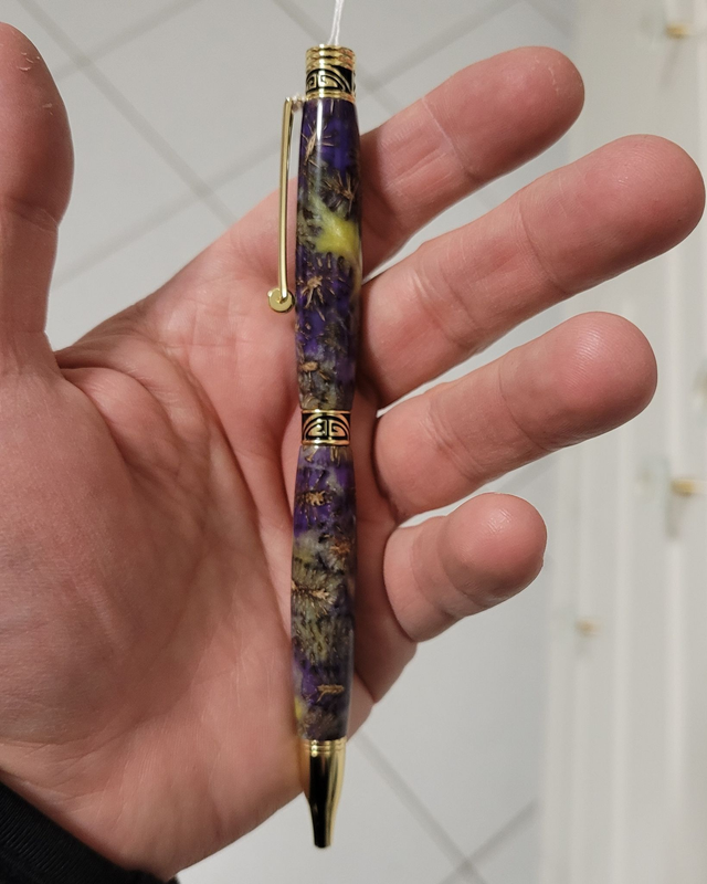 Stylo Arabesque Gold en résine violette, verte et cônes d'aulne