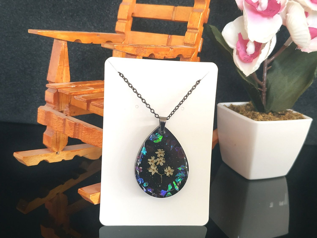 Collier noir profond aux Mille-Fleurs