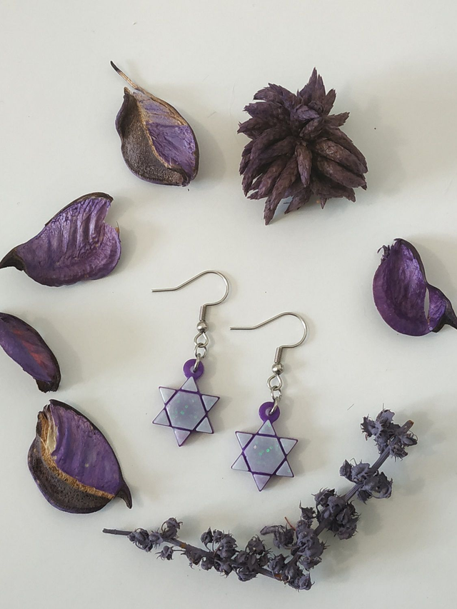 Boucles d'oreilles étoile violette sur ton blanc