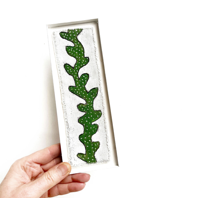 Tableau peint et brodé à motif liane verte