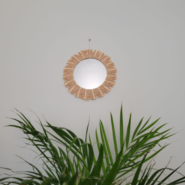 Miroir macramé et perles en bois.
