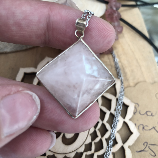 Quartz rose &amp; chaîne inox 
