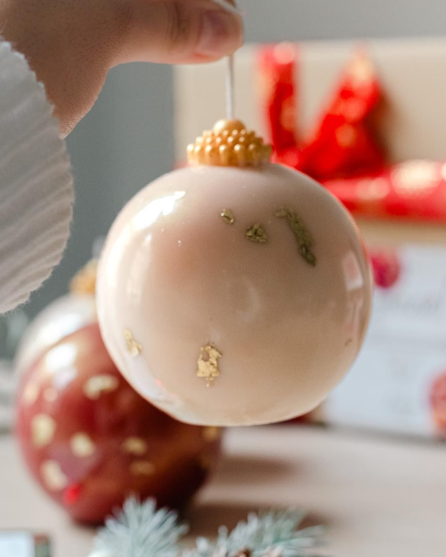 Sfera Natalizia Profumata – Candela Artigianale Deluxe in Edizione Limitata