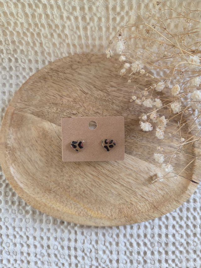Boucles d&#039;oreilles puces petits cœurs Léopard beige