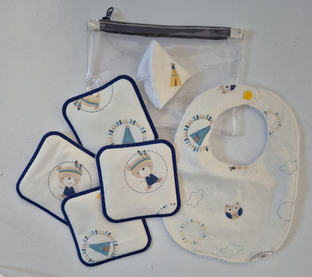 Trousse + lingettes + pare-pipi + bavoir motifs Indiens