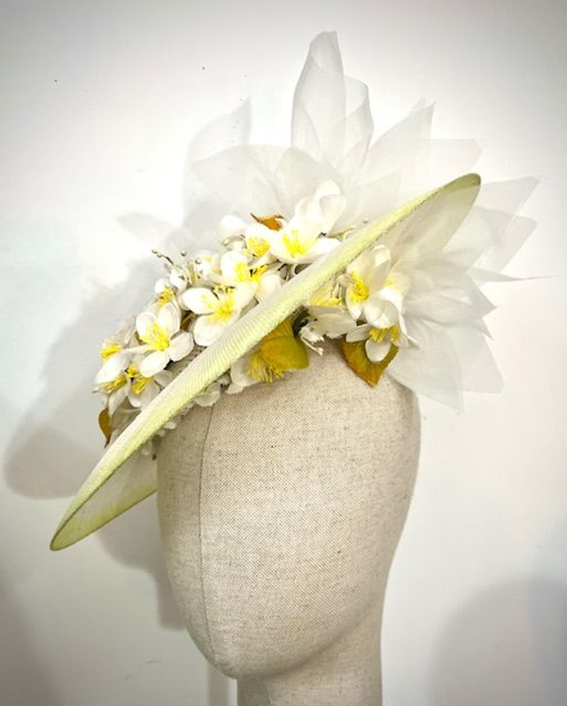 Apple blossom with ombre sinamay brim