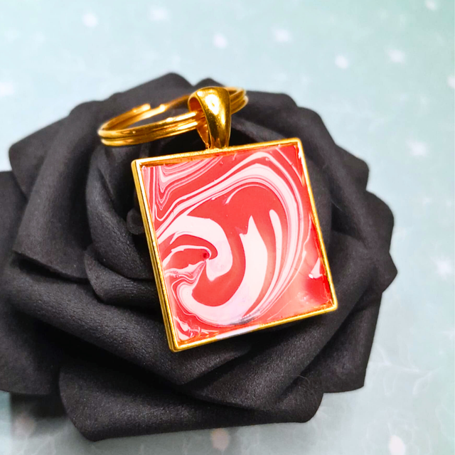 ADELE - Porte-clés - Carré, métal doré, rouge et blanc