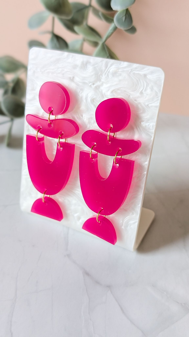 Boucles d&#039;oreilles roses en plexi