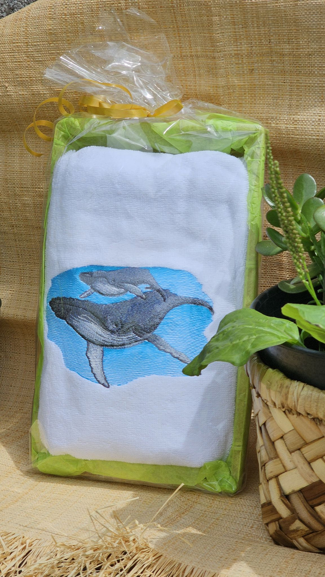 Serviette de bain "Baleine à bosse" + Panier offert
