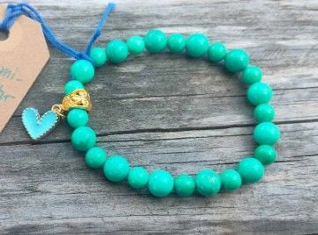 Turkoosi rannekoru sinisellä sydänriipuksella