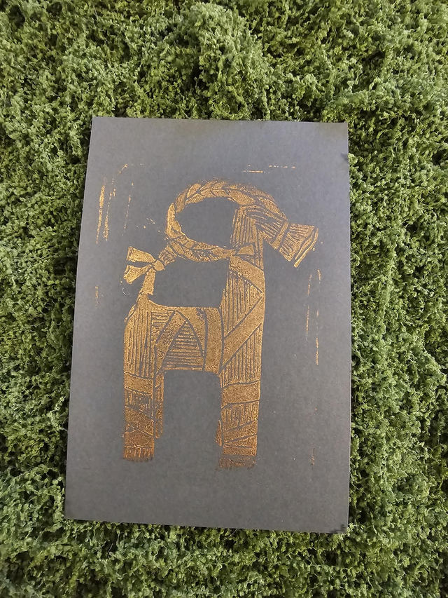 Bouc de yule or sur fond noir 10x15 cm