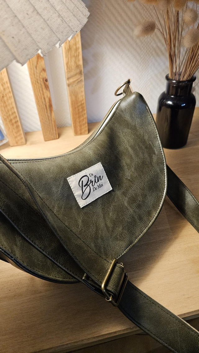 Sac demi-lune et simili cuir kaki