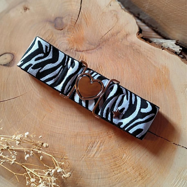 Ceinture noire zébrée blanc – Boucle cœur argentée