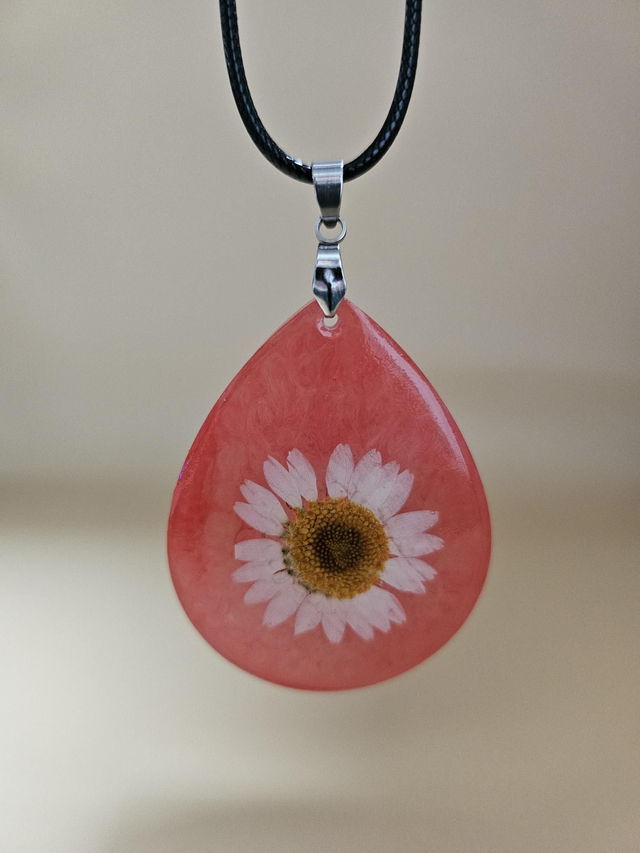 Pendentif en résine - Grande goutte rouge fleur blanche 