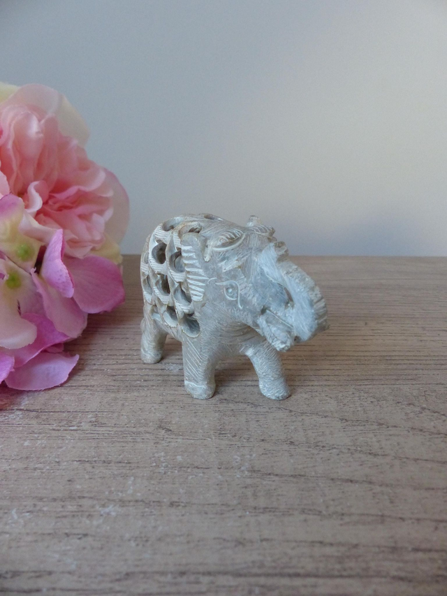 Figurine éléphant en pierre sculptée à la main – Technique undercut avec bébé éléphant à l’intérieur – Cadeau naissance ou décoration maison