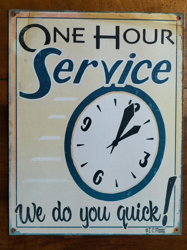 Plaque métal / one hour service / aspect vintage / occasion T.B.E