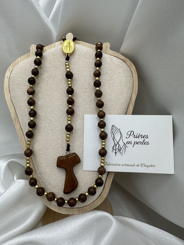 Chapelet artisanal en bois brun – Paix et humilité 