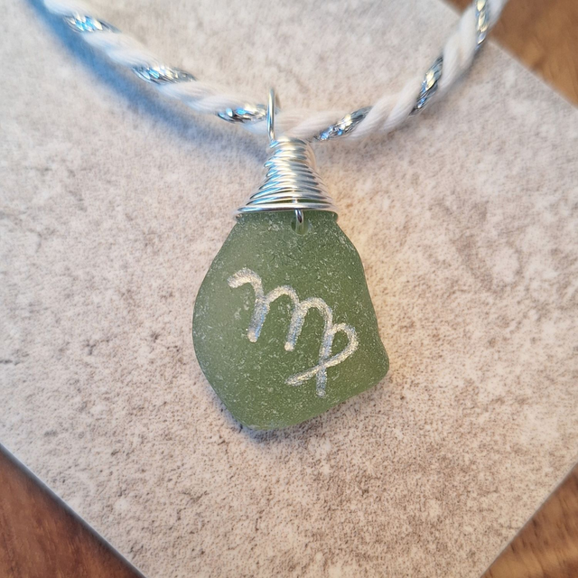 Astro Vierge - pendentif en verre gravé et argent