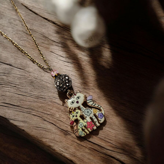 Collier acier inoxydable et cristal parme blanc cassé chats