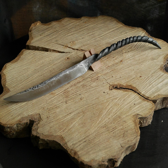 Couteau brut de forge en acier C70.