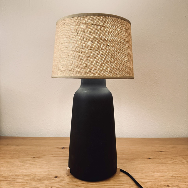 Flaschenförmige Tischleuchte aus Keramik mit Athena Lampenschirm, komplett mit Textilkabel, Schalter und 2-poligem Stecker
