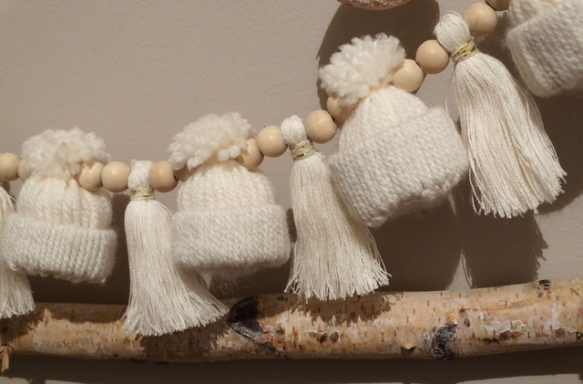 GUIRLANDE de Noël, bonnets, pampilles et perles de bois