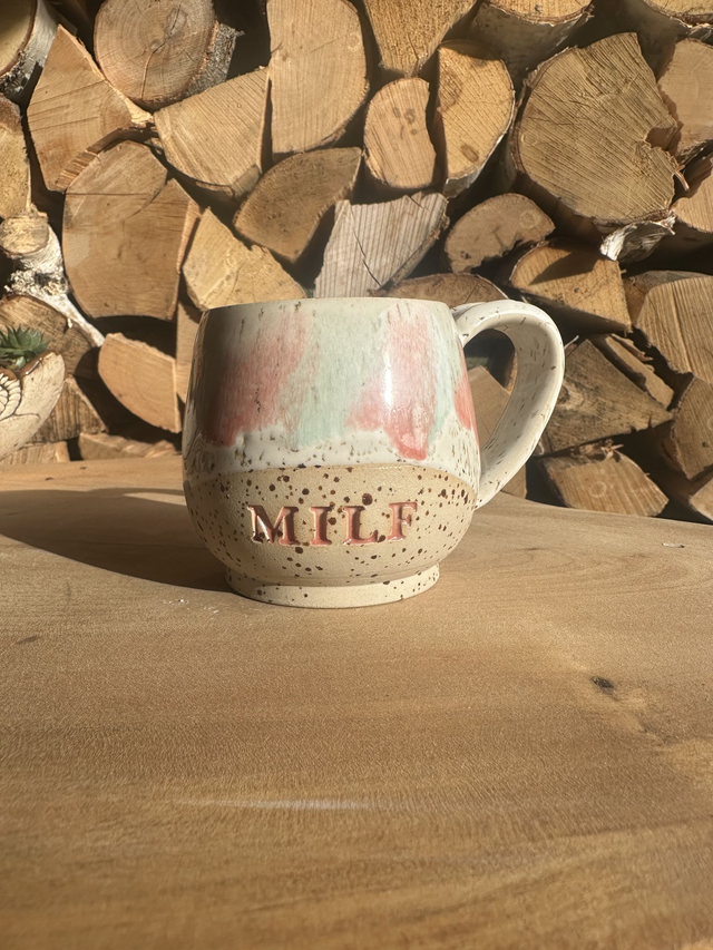 Keramikbecher „MILF“ – handgemacht & bunt glasiert