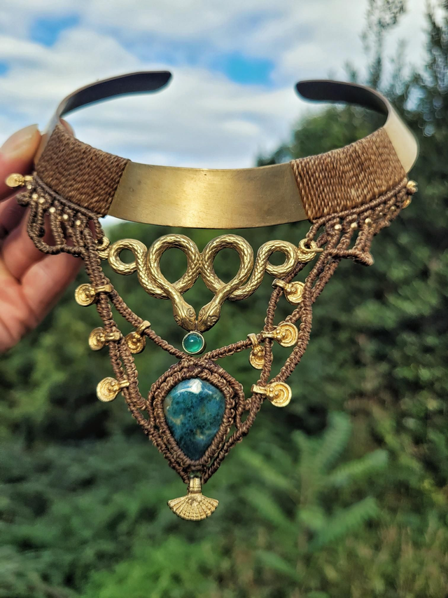 Agate mousse, serpent et torque laiton