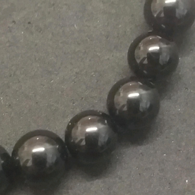 Perle de spinelle noire