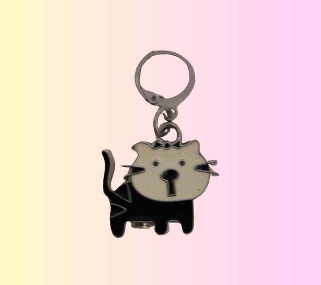 A Un marqueur de maille à fermoir Chat noir et blanc