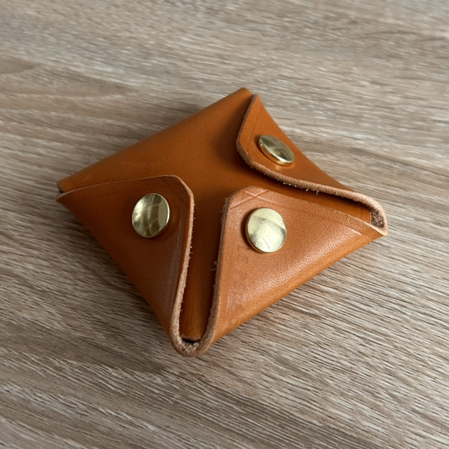 Porte monnaie carré en cuir de bœuf/taureau - Le Tamagoyaki (coloris “Cognac”)