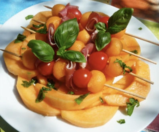 Brochette de melon, tomate cerise, jambon cru